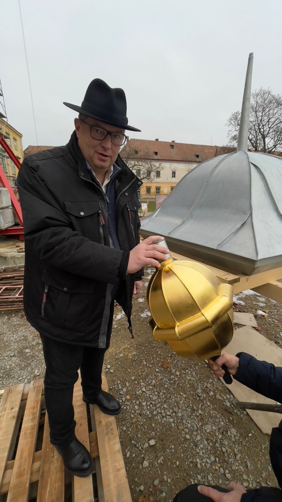 Zámek má novou střechu s věžičkou ve východním křídle Zámek má novou střechu s věžičkou ve východním křídle