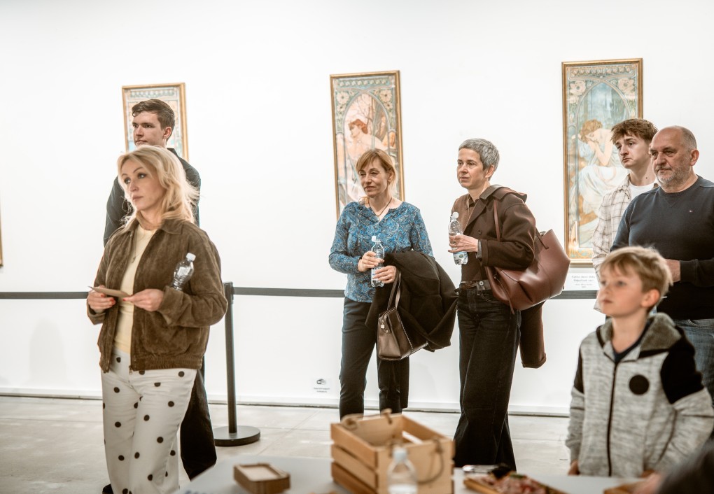 Zveme na výstavu Přes noc hvězdou do Galerie Freeport