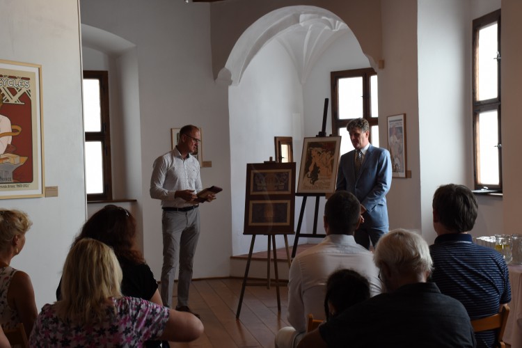 Pamětní list s motivem státovky 10 Kčs podle návrhu Alfonse Muchy (foto 1)