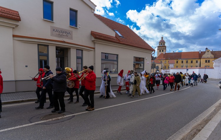 Průvod masek prošel Moravským Krumlovem (foto 19)