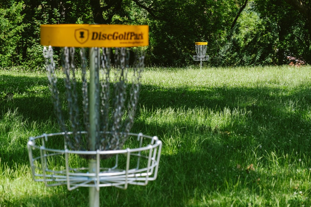 Zahrejte si discgolf v parku. Vybavení půjčíme