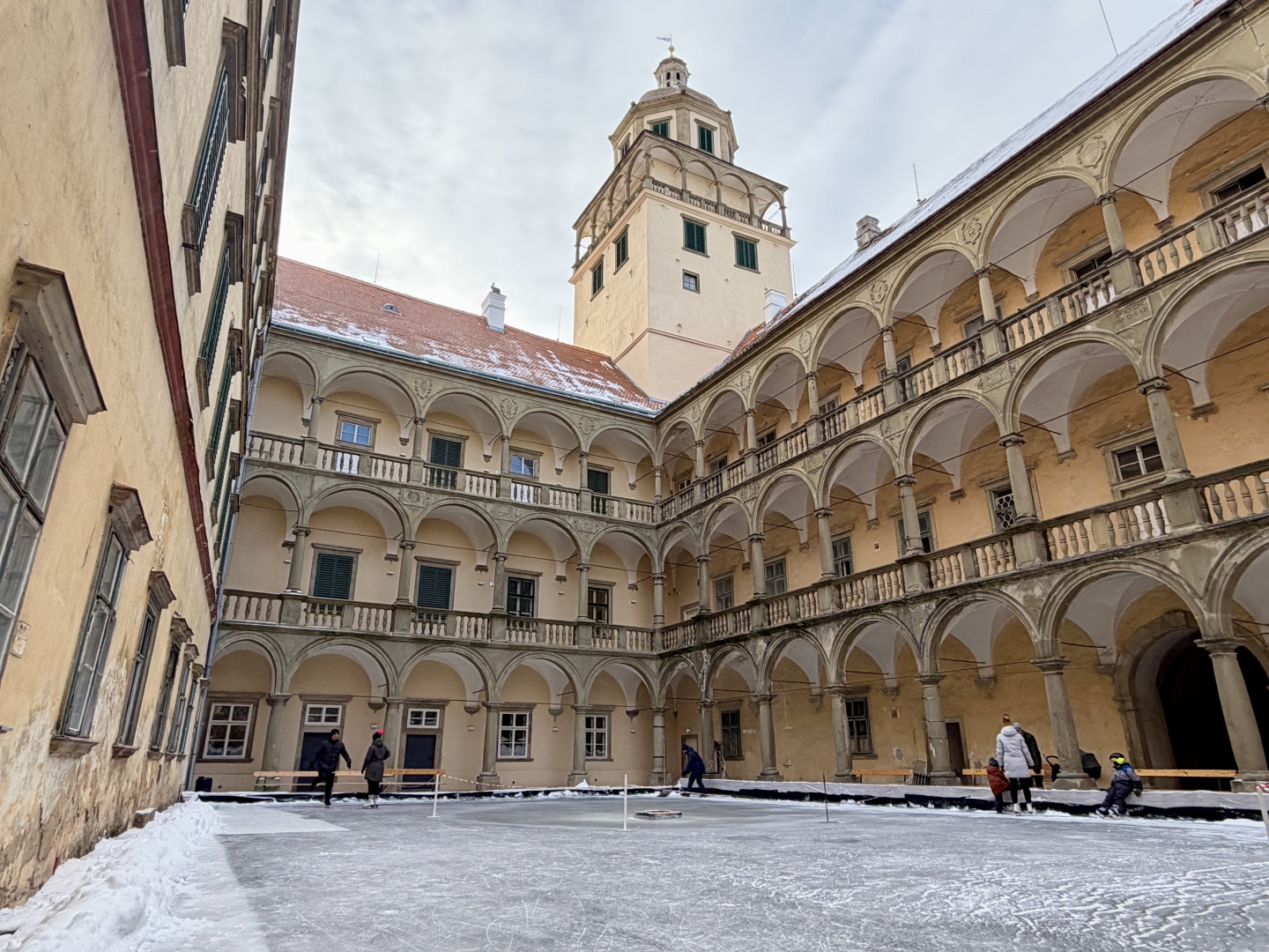 Na zámku se bruslí!