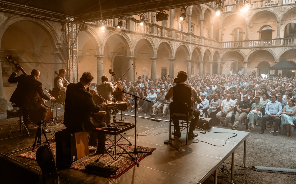Prague Cello Quartet rozezní arkádové nádvoří