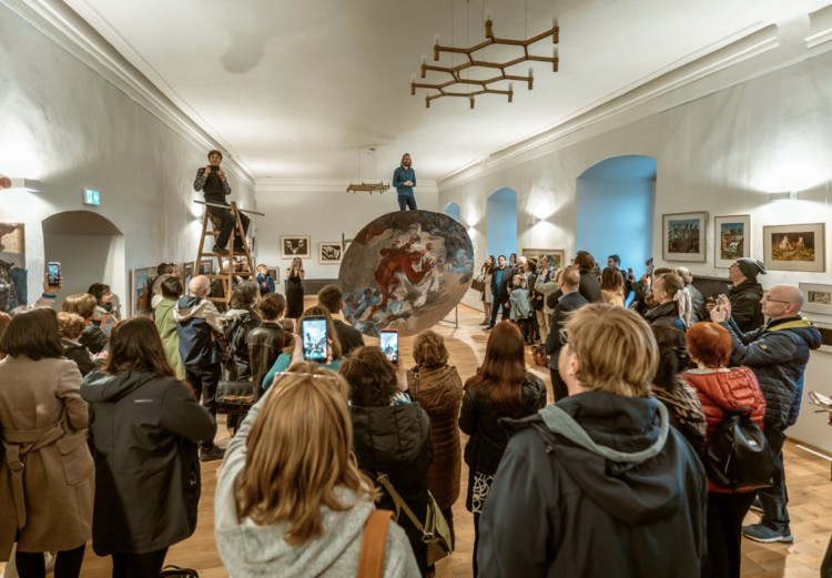 Na zámku vystavuje František Filipi. Přijďte na Chronický náznak úsměvu (foto 1)